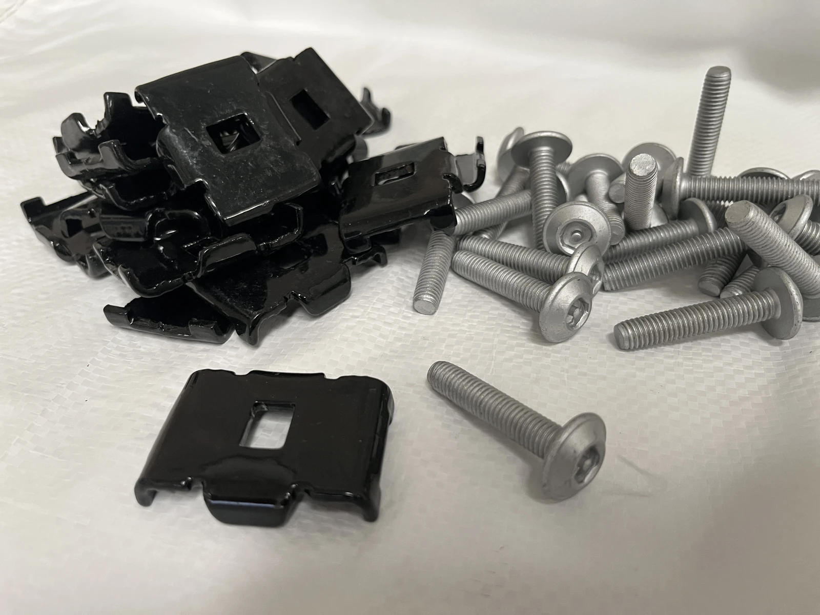 V Mesh Black Clip with Security Bolt